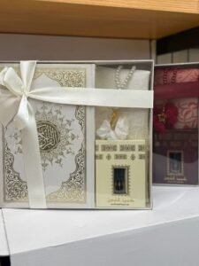 Islamico Elegante – Corano Bianco, Tappetino, Tasbih E Profumo